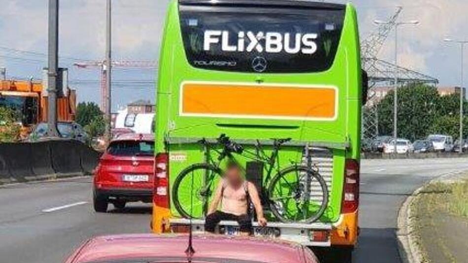 Blinder Passagier auf Flixbus-Heck auf Berliner Autobahn