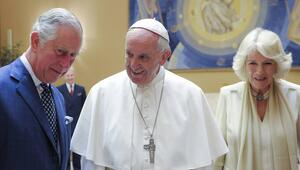 Papst Franziskus, der heutige König Charles und Königin Camilla auf einer Aufnahme aus dem Jahr ...