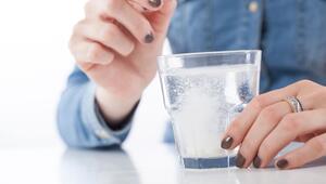 Brausetablette löst sich in einem Glas Wasser auf