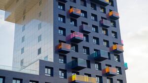 Bunte Balkone an einem Hochhaus