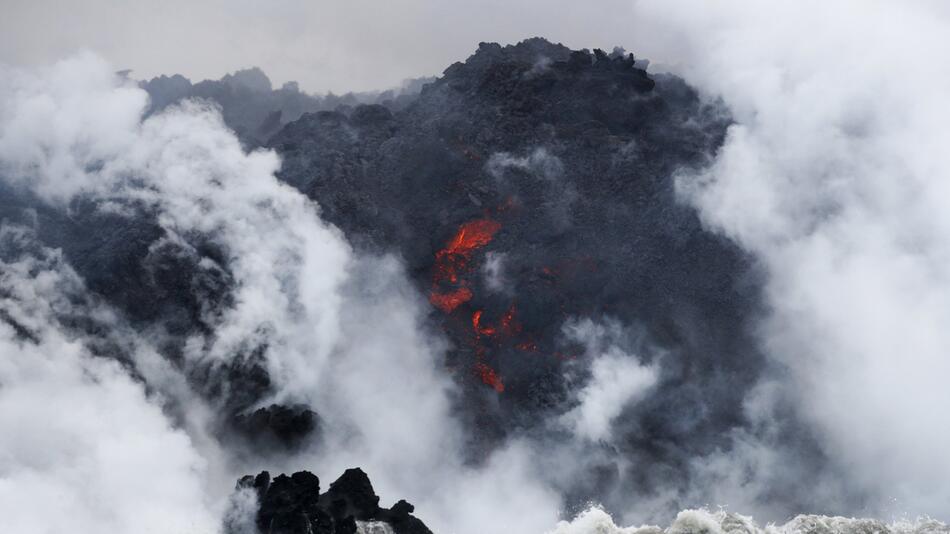 Tourboot auf Hawaii von Lava getroffen