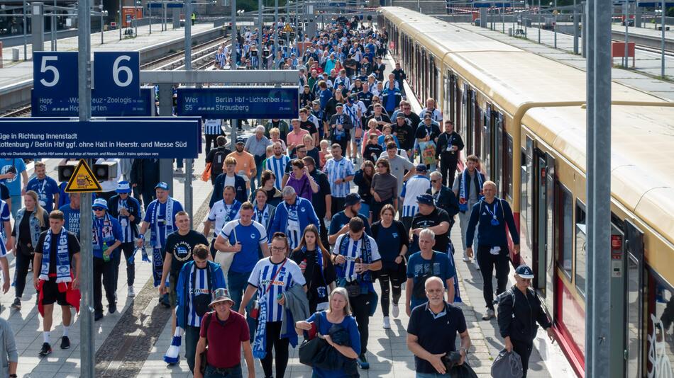 Hertha-Fans steigen aus der Berliner S-Bahn