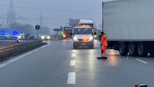 Unfall auf der Autobahn bei Regensburg  - Glatteis