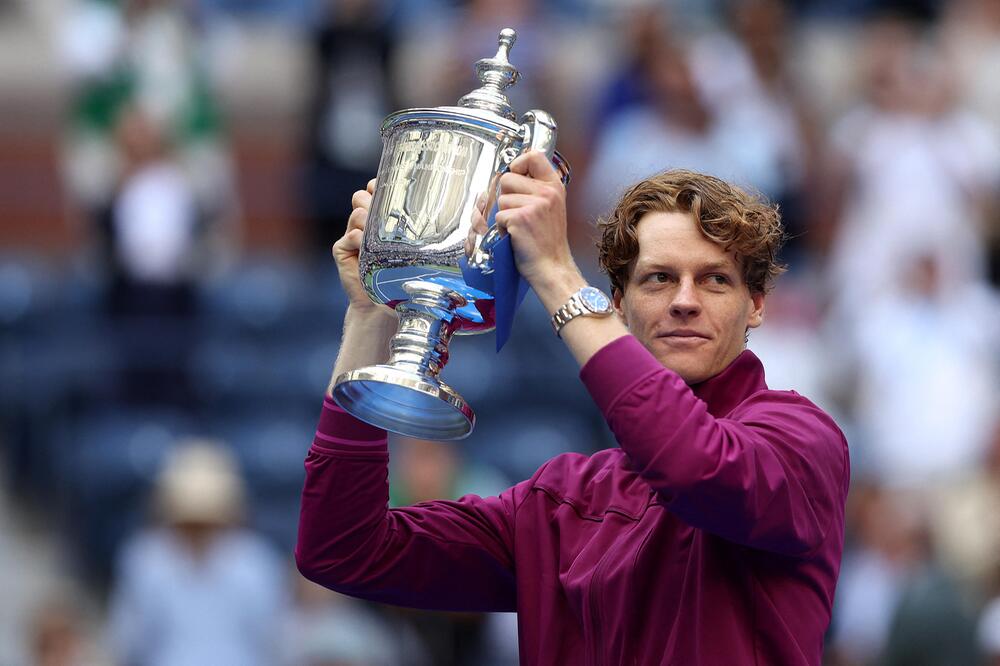 Jannik Sinner hält den Siegerpokal bei den US Open hoch