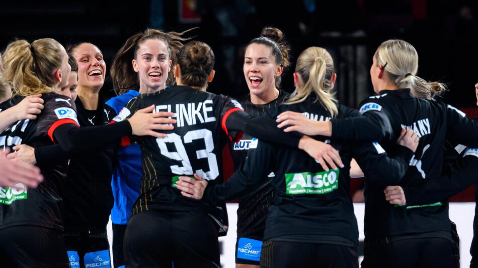 Die deutschen Handball-Frauen jubeln nach dem Sieg gegen die Schweiz