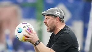 HSV-Trainer Steffen Baumgart schreit im Spiel gegen Holstein Kiel den Ball an