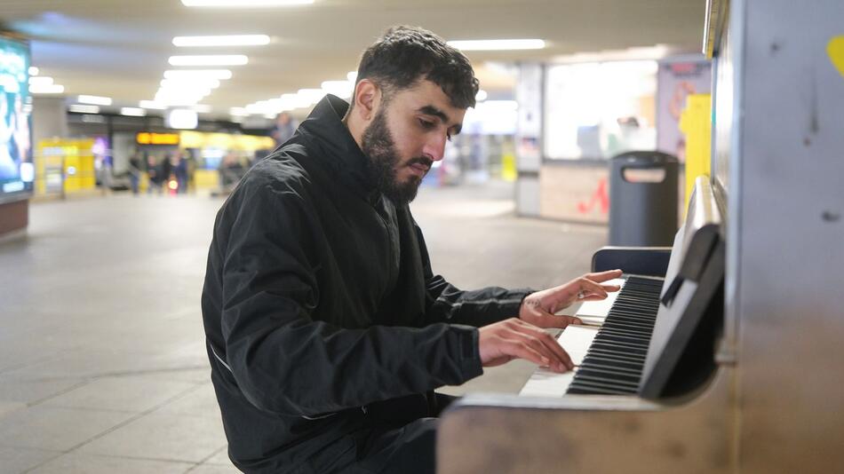 Syrer spielt auf dem open Piano in Stuttgart