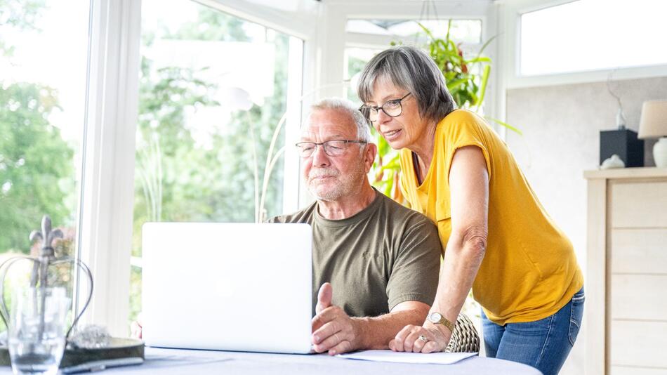 Ein Mann und eine Frau vor einem Laptop