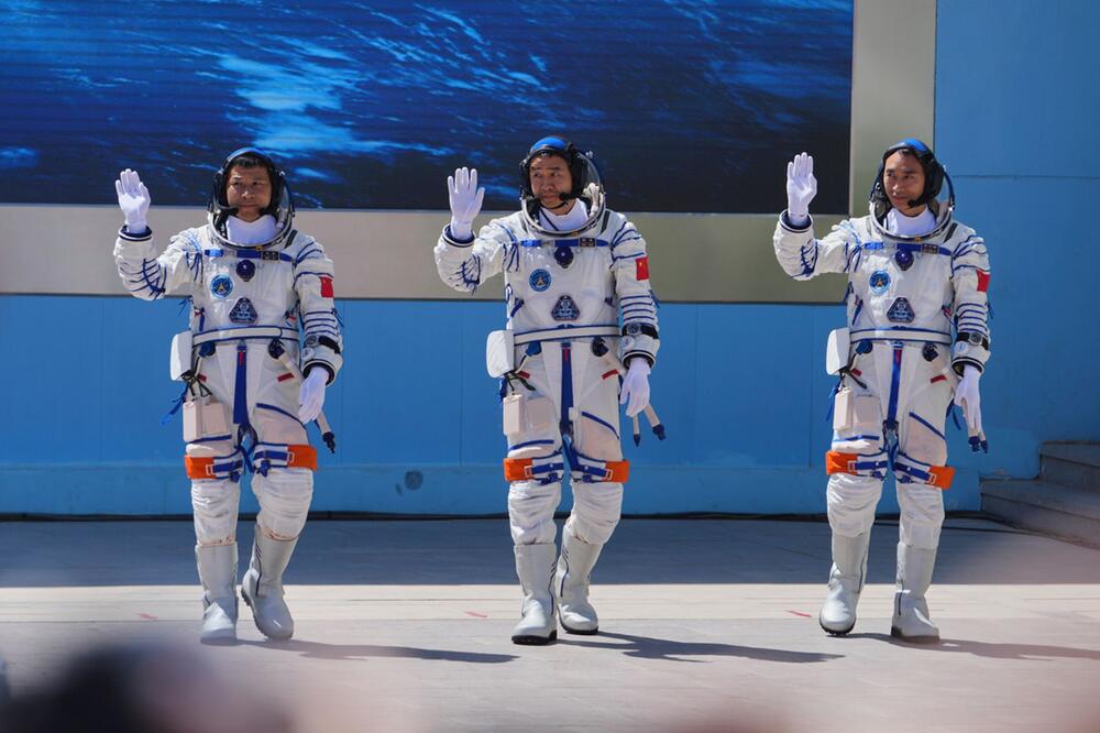 Drei chinesische Astronauten starten ins All