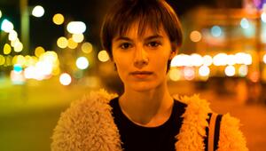 Junge Frau in einer Stadt. 