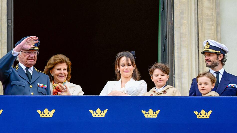Carl Gustaf (li.) feierte seinen Geburtstag unter anderem mit Sohn Carl Philip (re.) und dessen ...