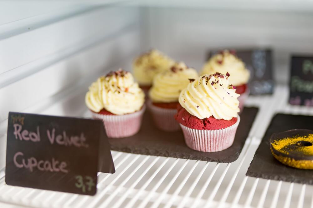 Cupcakes in der Auslage im Café "Barista Sistar"