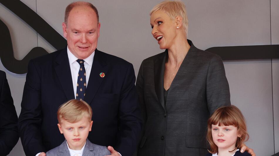 Fürst Albert und Fürstin Charlène mit ihren Kindern in der Öffentlichkeit