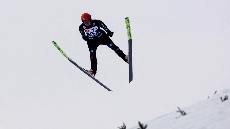 Karl Geiger fliegt von der Schanze in Planica