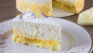 Ein kühles Stück Torte direkt aus dem Kühlschrank ist an heißen Tagen die schönste Erfrischung.