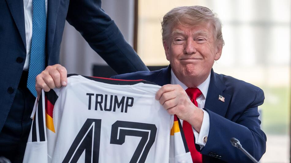 Kanzler überreicht Trump Trikot mit Nummer 47