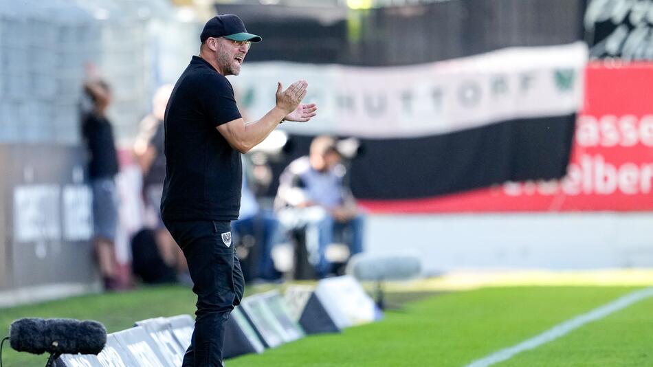 Preußen Münsters Trainer Sascha Hildmann feuert seine Mannschaft gegen Sandhausen an