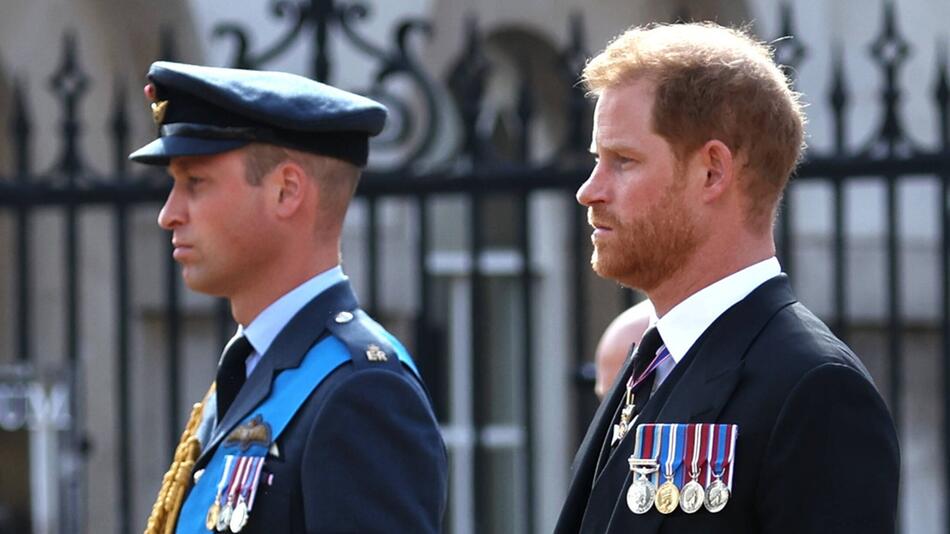 Prinz William (l.) und Prinz Harry während der Beerdigung von Queen Elizabeth II., ihrer ...