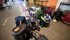 Schulranzen vor einem Klassenzimmer einer Grundschule.