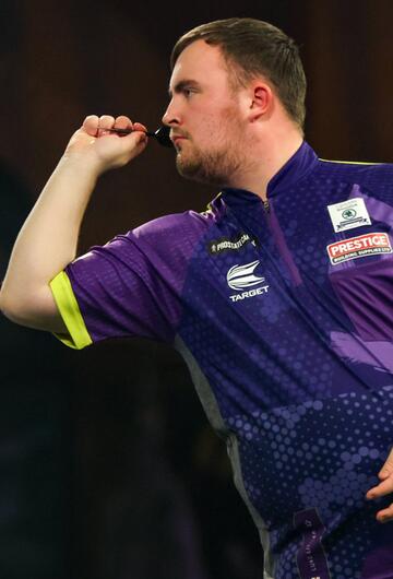 Luke Littler wirf auf Dartscheibe