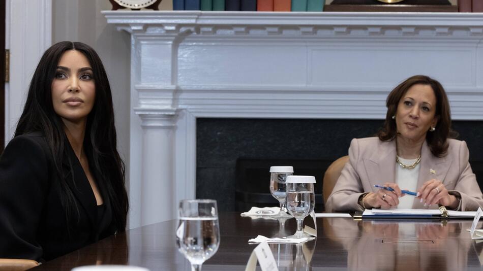 Kim Kardashian (l.) sitzt mit US-Vizepräsidentin Kamala Harris am runden Tisch im Weißen Haus.