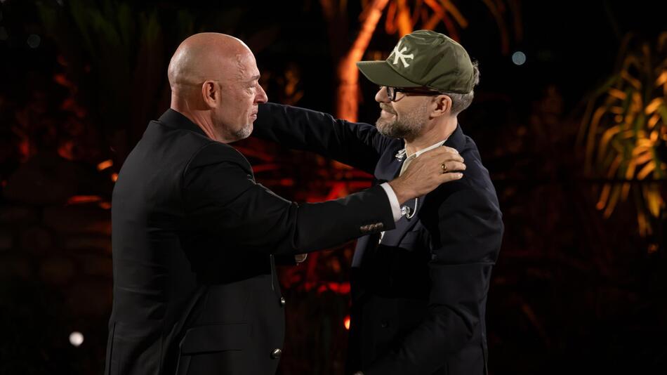 Mark Forster und Der Graf liegen sich weinend in den Armen