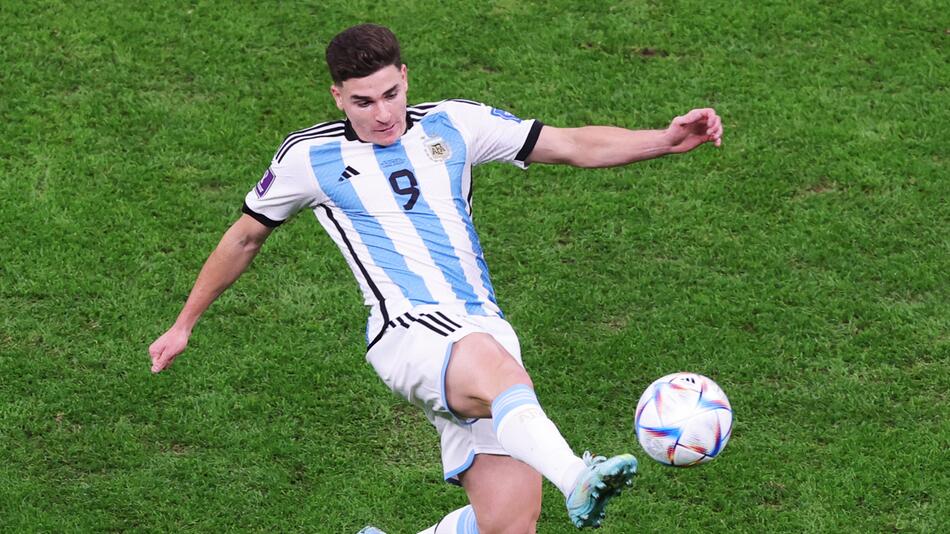 Julian Alvarez ist für Argentinien am 9. Dezember 2022 im WM-Viertelfinale im Einsatz