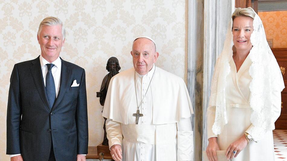Papst Franziskus und Philippe von Belgien und Mathilde von Belgien.