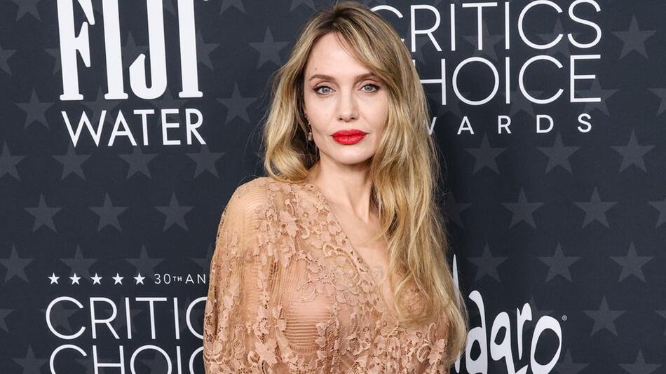 Angelina Jolie musste einen ihrer ältesten Söhne ziehen lassen.