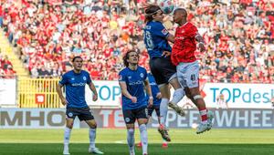 Bielefelds Roberts Uldrikis (l.) im Kopfballduell mit David Schramm vom 1. FC Kaiserslautern.