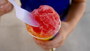Kind hält ein Slush-Eis in der Hand