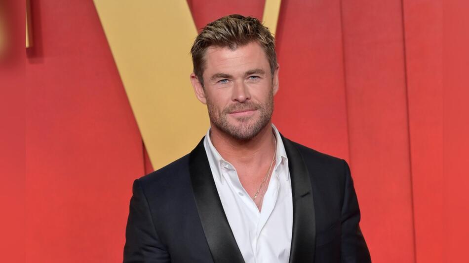 Chris Hemsworth plant offenbar mithilfe eines Ghostwriters seine Memoiren zu verfassen.