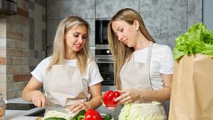 Zwei Frauen kochen zusammen