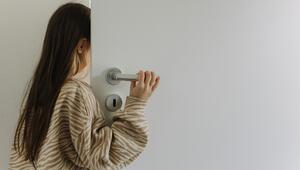 Mädchen, das Türe öffnet. 