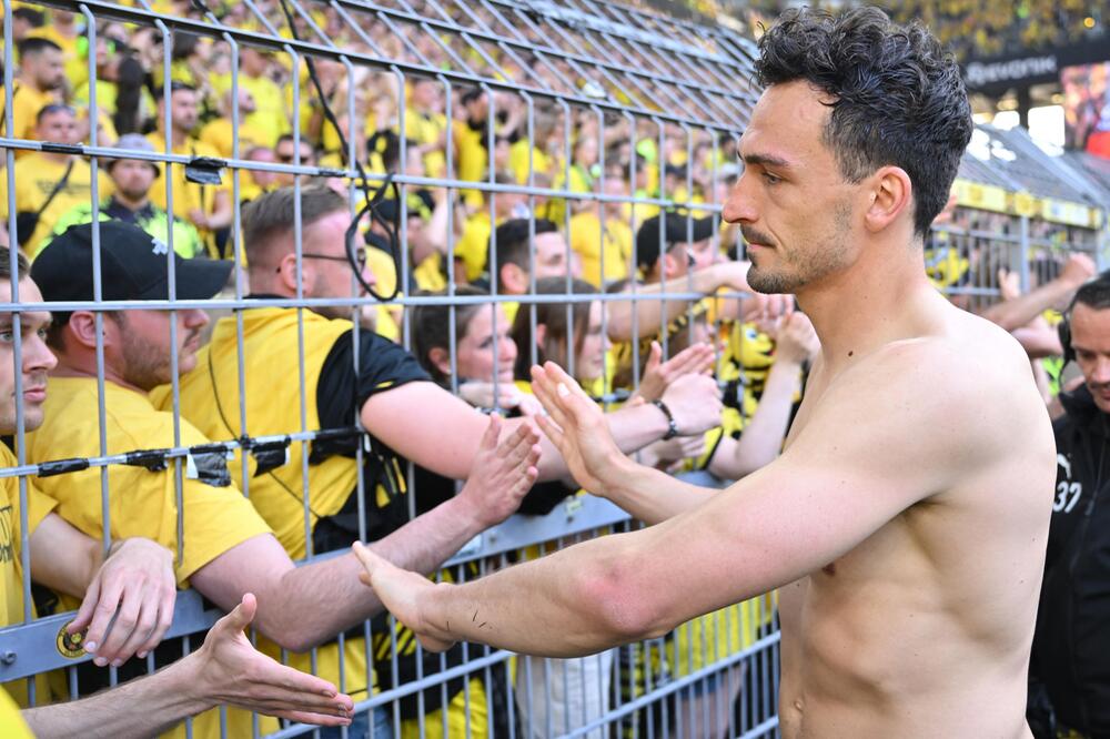 Borussia Dortmunds Mats Hummels am 27. Mai 2023 mit enttäuschten Dortmunder Fans