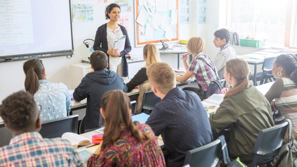 Lehrerin unterrichtet eine Klasse.