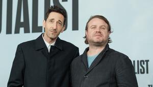 Adrien Brody (l.) spielt in Brady Corbets Film "Der Brutalist" die Hauptrolle.