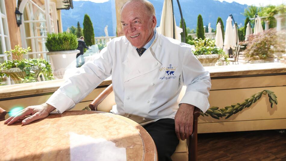 Der bekannte Koch Heinz Winkler stirbt im Alter von 73 Jahren nach einem Sturz.