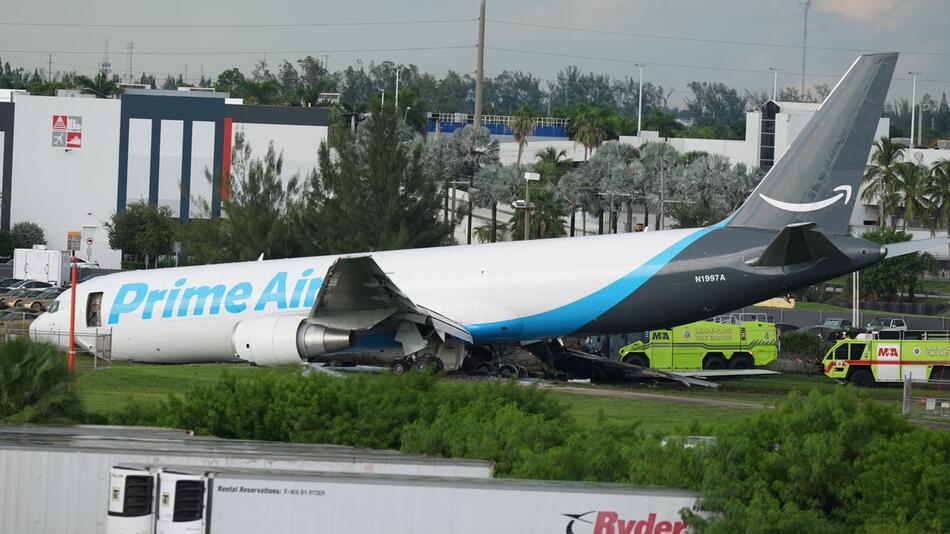 Amazon-Frachtflugzeug schießt über Landebahn hinaus - 5 Tote