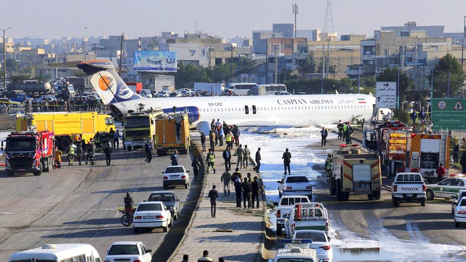 Passagiermaschine rutscht im Iran bei Landung auf Autobahn