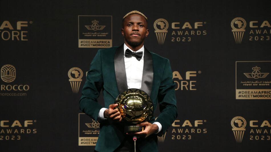 Victor Osimhen präsentiert stolz die Auszeichnung als Afrikas Fußballer des Jahres 2023