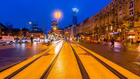 Auto stößt in Frankfurt frontal mit Straßenbahn zusammen