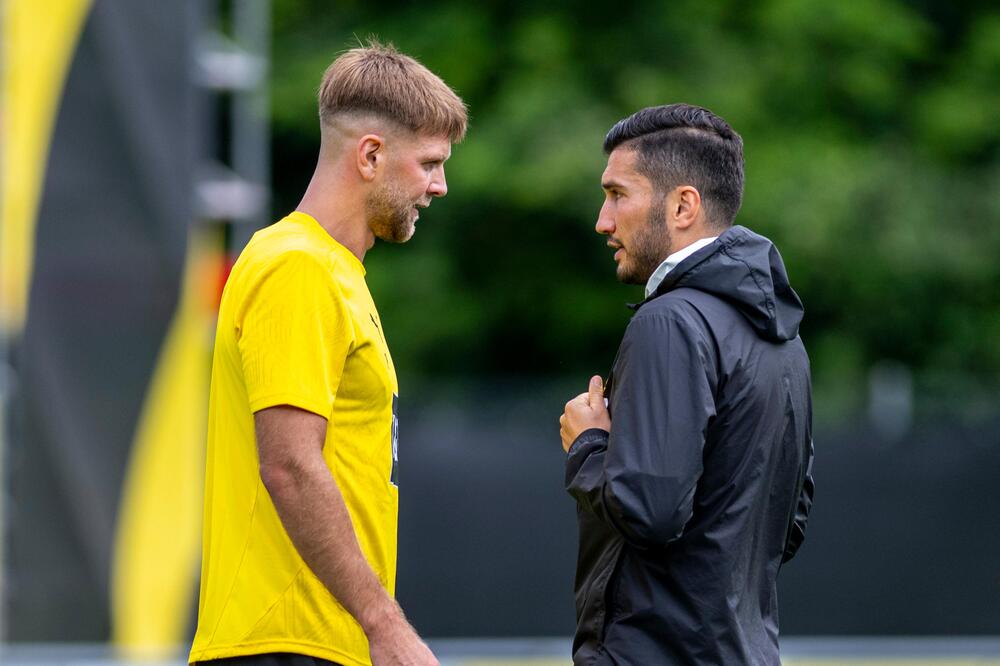 Niclas Füllkrug spricht im Dortmunder Trainingslager in Bad Ragaz mit Trainer Nuri Sahin