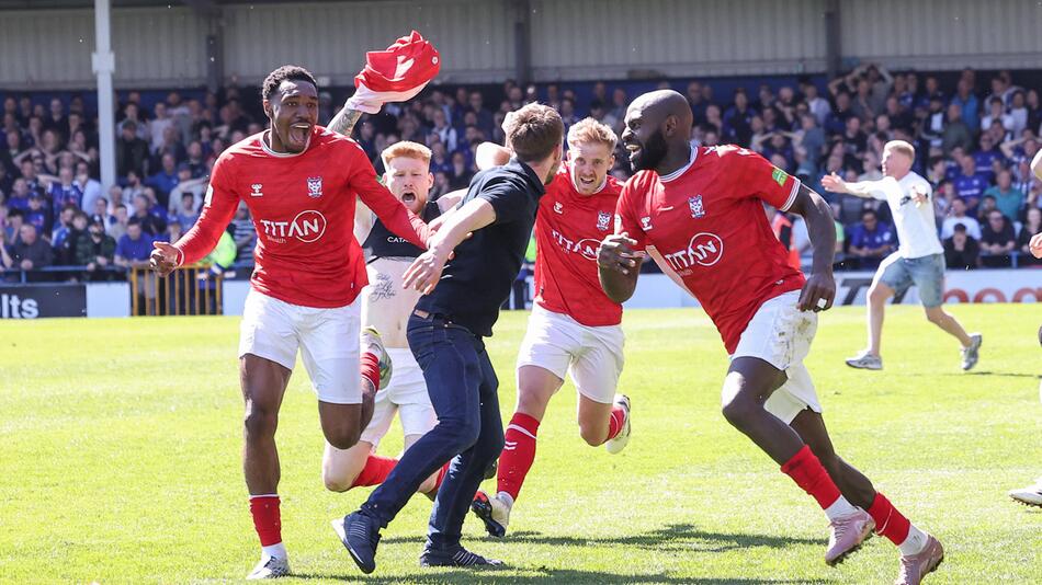 Fußballer streckt Fan mit Faustschlag nieder – Polizei ermittelt