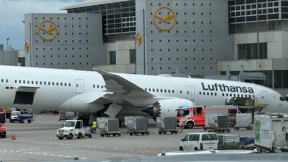 Lufthansa-Maschine knickt ein: Verletzte