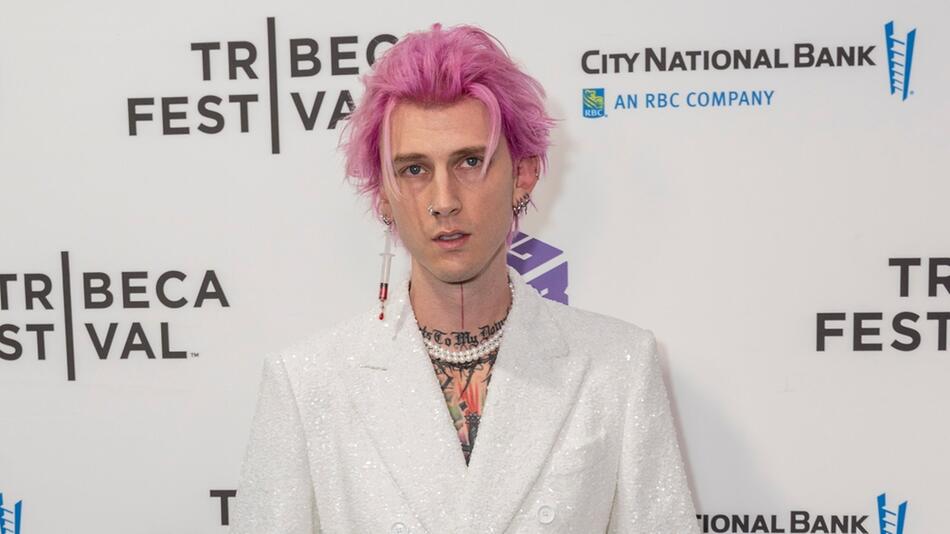 Machine Gun Kelly liefert bei Veranstaltungen immer wieder auffällige Looks.