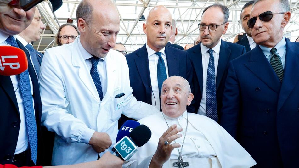 Papst Franziskus zusammen mit Sergio Alfieri im Juni 2023.