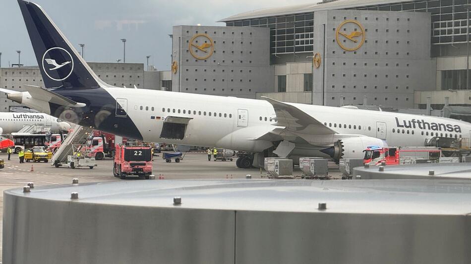 Lufthansa-Maschine knickt ein: Verletzte