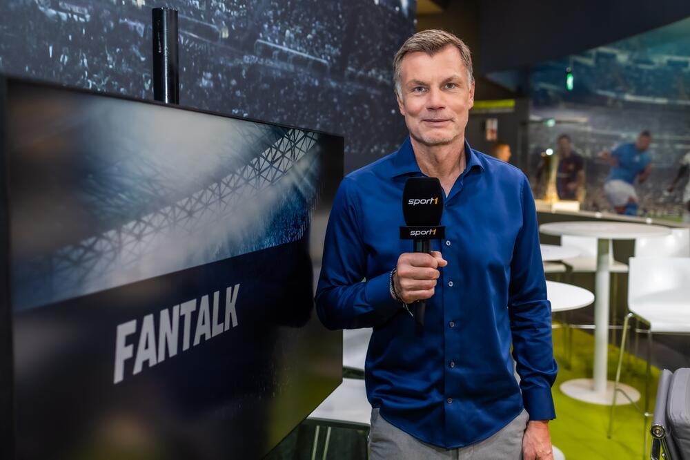 Thomas Helmer als Moderator des "Fantalks" bei Sport1