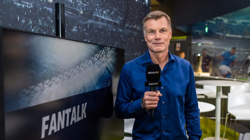 Thomas Helmer als Moderator des "Fantalks" bei Sport1